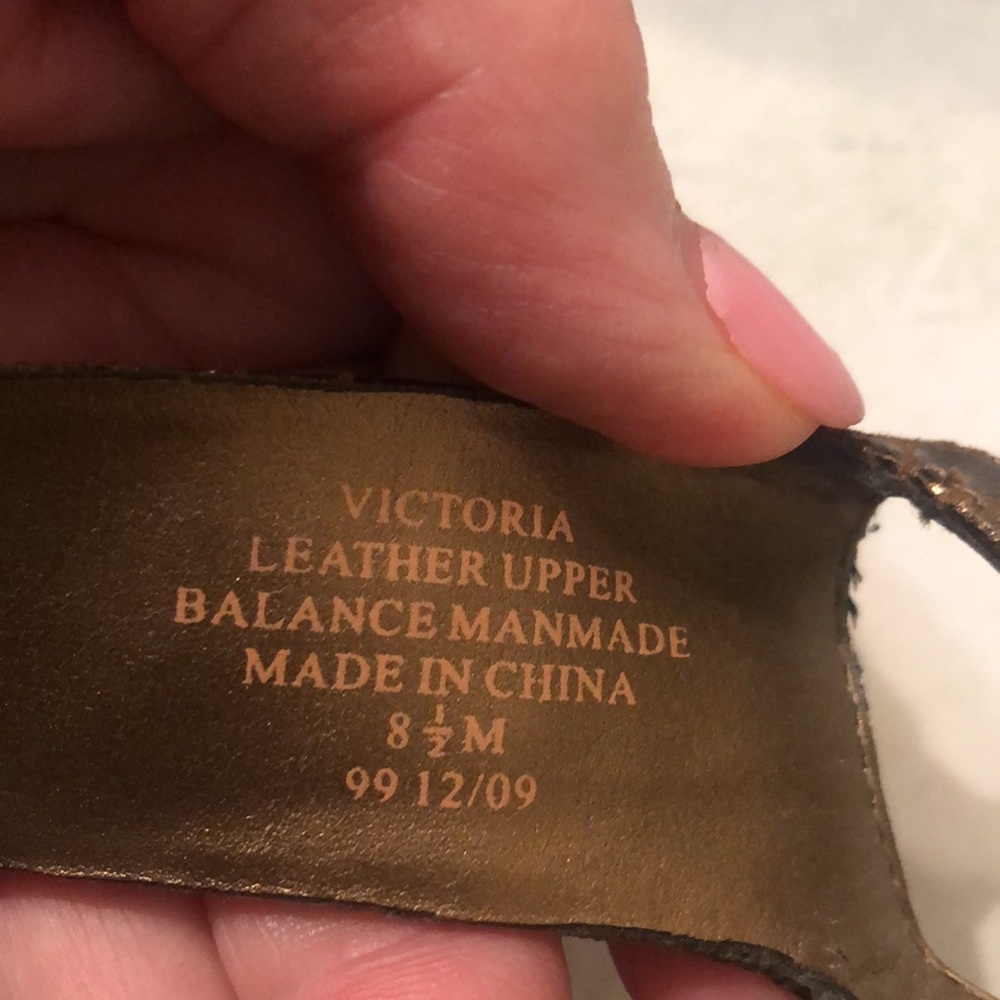 Liz Claiborne wedge sandals in size 8 1/2. Leather in brassy color. - Picture 5 of 6